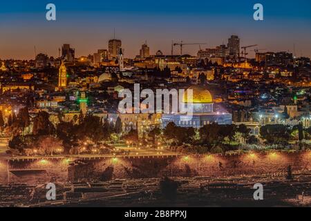 Die Skyline der Stadt beleuchtete nachts vom Ölberg, Jerusalem, Israel und dem Nahen Osten. Stockfoto