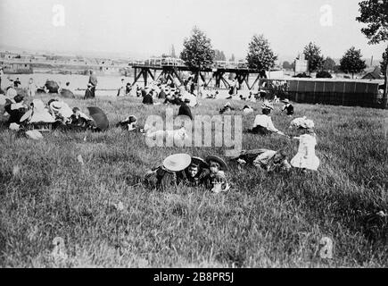 Sonntag am Rande "UN dimanche au bord de la seine, au point du Jour". Paris (XVIème arr.). Photographie de Paul Géniaux (1873-1914). Paris, musée Carnavalet. Stockfoto