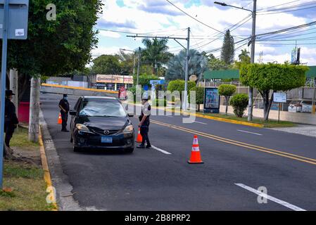 San Salvador, El Salvador. März 2020. Polizeibeamte stoppen ein Fahrzeug an einem Kontrollpunkt.der Präsident von El Salvador Nayib Bukele legte eine permanente Ausgangssperre für 30 Tage an. Kredit: Camilo Freedman/ZUMA Wire/Alamy Live News Stockfoto