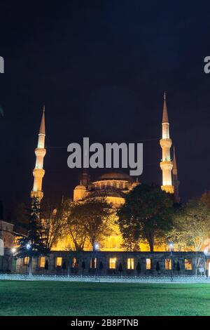 Hagia Sophia in der Nacht. Es handelte sich um eine Griechisch-orthodoxe christliche Kathedrale, später eine osmanische Kaisermoschee und in der Gegenwart ein Museum. Stockfoto