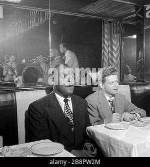 NEW YORK, New York - 1947: Der amerikanische Jazzsaxophonist und Komponist Charlie Parker (1920-1955) und der amerikanische Jazztrompeter Red Rodney (1977-1994) sehen als amerikanische Jazzgitarristiker Chuck Wayne (1923-1997), amerikanischer Jazztrompeter, Bandleader, Komponist und Sänger Dizzy Gillespie (1917-1993) und amerikanischer Jazzvibraphonist, Pianist, Pianist, Und die Arrangeurin Margie Hyams (1920-2012) spielen auf der Bühne um 1947 im Downbeat Club in New York, New York. Kredit: William Gottliebe / Rock negative / MediaPunch Stockfoto