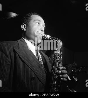 NEW YORK, New York - AUGUST 1947: Der amerikanische Jazzsaxophonist und Komponist Charlie Parker (1920-1955) spielt auf der Bühne um August 1947 in drei Dueces in New York, New York. Kredit: William Gottliebe / Rock negative / MediaPunch Stockfoto