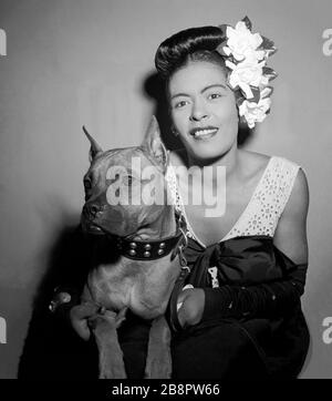 NEW YORK, New York - FEBRUAR 1947: Die amerikanische Jazz-Sängerin Billie Holiday (1915-1959) posiert für ein Porträt mit ihrem Hund Mister um Februar 1947 im Downbeat Club in New York, New York. Kredit: William Gottliebe / Rock negative / MediaPunch Stockfoto