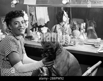 NEW YORK, New York - FEBRUAR 1947: Die amerikanische Jazz-Sängerin Billie Holiday (1915-1959) posiert für ein Porträt mit ihrem Hund Mister um Februar 1947 im Downbeat Club in New York, New York. Kredit: William Gottliebe / Rock negative / MediaPunch Stockfoto