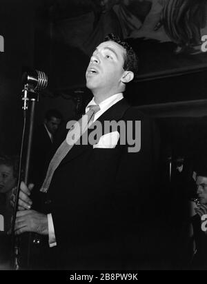 NEW YORK, New York - MAI 1947: Der amerikanische Jazzschlagspieler und Bandleader Buddy Rich (1917-1987) singt etwa im Mai 1947 im Arcadia Ballroom in New York, New York. Kredit: William Gottliebe / Rock negative / MediaPunch Stockfoto