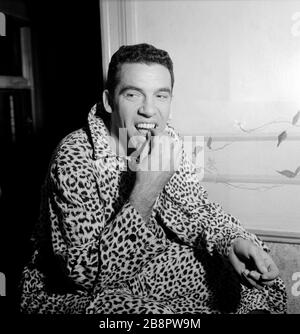 NEW YORK, New York - AUGUST 1946: Der amerikanische Jazzschlagspieler und Bandleader Buddy Rich (1917-1987) posiert für ein Porträt um August 1946 im Strand Club in New York, New York. Kredit: William Gottliebe / Rock negative / MediaPunch Stockfoto