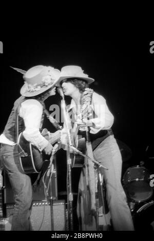 NEW YORK CITY - 8. DEZEMBER: US-amerikanischer Sänger/Songwriter, Multiinstrumentalist und Autor Bob Dylan tritt mit den Gitarristen Robbie Robertson und Mick Ronson, Folklegende Joan Baez, Byrds Mitbegründer Roger McGuinn, Ramblin' Jack Elliott, Joni Mitchell und andere im Madison Square Garden während Dylans Rolling Thunder Revue's "Night of the Hurricane", einem Benefizkonzert für den Boxer Rubin Carter, am 8. Dezember 1975 in New York, New York, New York, Credit: Rock negative / MediaPunch Stockfoto