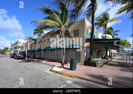 Miami Beach, Florida - 21. März 2020 - Ocean Drive erscheint leer, da Hotels, Restaurants und Strand wegen Coronavirus-Pandemie geschlossen bestellt werden. Stockfoto