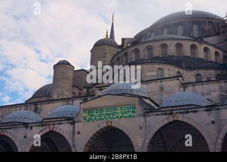 Architektonisches Detail der Blauen Moschee von Sultanahmed in Istanbul, Türkei. Ansicht mit niedrigem Winkel. Stockfoto
