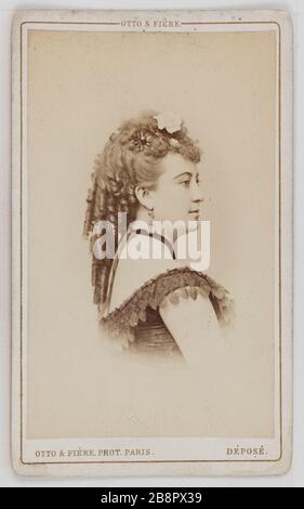 Vertikale Miss Lagarde (-1870), sagte Zélia, Schauspielerin Theater Eldorado und Folies Marigny-Theater, Porträt de Mademoiselle Lagarde (-1870), dite Zélia, actrice au Théâtre de l'Eldorado et au Théâtre des Folies-Marigny im Jahr 1866. Carte de visite (recto). Photographie d'Otto & Fière. Tirage sur Papier albuminé, avant 1870-1870. Paris, musée Carnavalet. Stockfoto