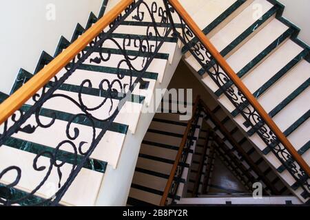 Am Treppenhaus eines Gebäudes Formen sich Dreiecksspiralen. Architektonische Details, abstrakte Formen. Stockfoto