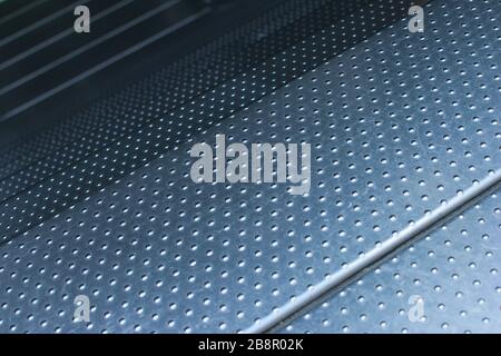 Stahlplattenboden mit Nieten. Industrielle Hintergrundtextur, hochwiderstandsfähig. Stockfoto
