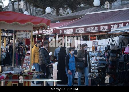 Istanbul, Türkei - 11. März 2020: Türkische Menschen mit Gesichtsschutzmasken, die inmitten der COVID-19-Epidemie von Coronavirus in den Straßen spazieren. Stockfoto