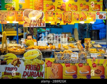 Foodstall Verkauf von gebratenen Durian Banane Huhn und Tintenfisch in Jalan Alor Bukit Bintang Kuala Lumpur Malaysia. Stockfoto
