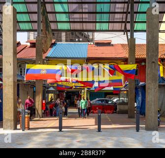 Einkäufer und Fußgänger vor der verglasten Markise des Einkaufszentrums Jalan Majid India Market im Stadtzentrum von Kuala Lumpur Malaysia. Stockfoto