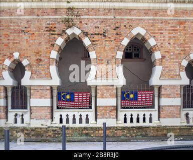 Panggung Bandaraya Old City Hall jetzt ein Theater Veranstaltungsort Kolonialarchitektur mit Mughal verfügt über malaysische Fahnen unter Bögen in Kuala Lumpur Malaysia. Stockfoto