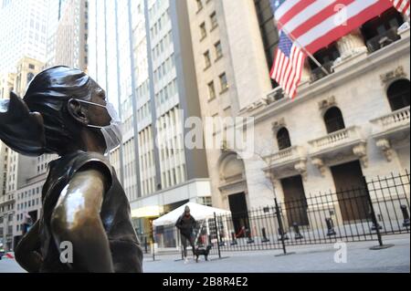 New York, Vereinigte Staaten. März 2020. Die "Fearless Girl"-Statue steht gegenüber der New Yorker Börse (NYSE) und trägt eine Coronavirus-Maske. (Foto von Luiz Roberto Lima-ANB/Pacific Press) Credit: Pacific Press Agency/Alamy Live News Stockfoto