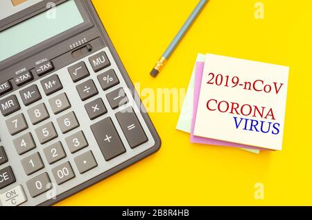 Epidemisches Konzept, Coronavirus als Pandemie. Moderner Taschenrechner und Bleistift mit Aufklebern für Notizen auf gelbem Hintergrund, Draufsicht Stockfoto