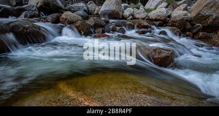 Der Kaweah River rast über Felsen unter Tokopah fällt im Sequoia National Park. Stockfoto