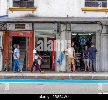 Reihe von Geschäften Teil der alten Marktgebäude in Kuala Lumpur Malaysia. Stockfoto