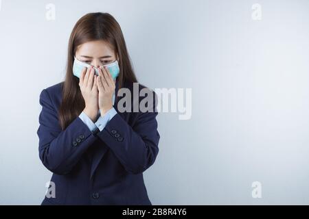 Das Mädchen, das eine Maske zum Schutz von Coronavirus und 2,5 Uhr trägt, hustet die Grippe vor Coronavirus. Coronavirus und Luftverschmutzung PM 2,5 conce Stockfoto