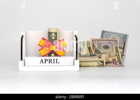 Ständiger Kalender mit Holzwürfeln zum Geburtstag des Dollars am 01. April. Stockfoto