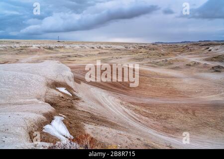 Dunkle stürmische Wolken über der Prärie - Main Draw OHV Area, Pawnee National Grasland im Norden Colorados nahe der Grenze zu Wyoming im Winter oder Frühjahr sce Stockfoto