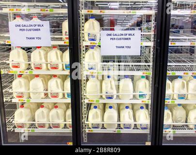 Coronavirus-bezogene Zeichen rationieren Lebensmittel in einem Supermarkt Stockfoto