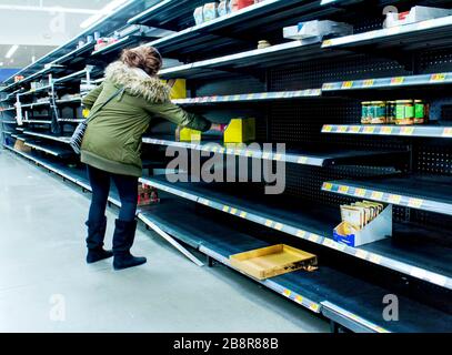 Coronavirus-bezogene Zeichen rationieren Lebensmittel in einem Supermarkt Stockfoto