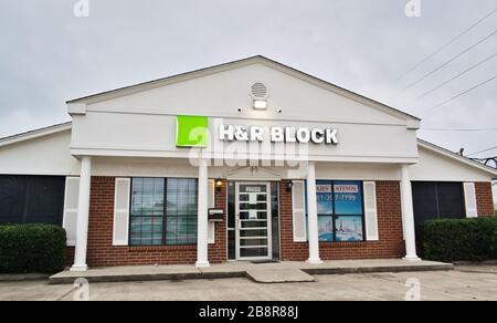 H&R Block Taxation Office Exterieur in Houston, TX auf Highway 249. Ein Steuervorbereitungsbüro, das 1955 in Kansas City gegründet wurde. Stockfoto