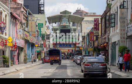 Jalan Petaling und Eingang zum Petaling Street Märkte Chinatown Kuala Lumpur Malaysia. Stockfoto