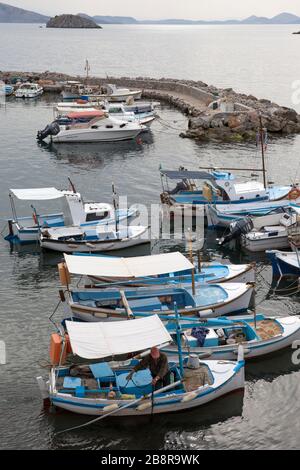 Fischerboote ankerten im griechischen Hafen von Kamini, Griechenland auf der Insel Hydra in der ägeischen See Stockfoto