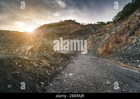 Blick auf den Tagebau mit vielen Maschinen bei der Arbeit - Blick von oben. Dieser Bereich wurde für Kupfer, Silber, Gold und andere Mineralien abgebaut. Stockfoto