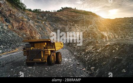 Big Dump Truck verladen für den Transport der Mineralien Gold, Bergbau bei Thailand industrial Stockfoto