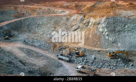 Luftbild der Goldbergöffnungen durch die Arbeit vieler Maschinen Stockfoto