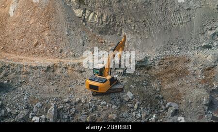 Luftbild der Goldbergöffnungen durch die Arbeit vieler Maschinen Stockfoto