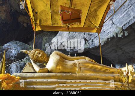 Die Buddhastatue aus thailändischem Bronze in der unterirdischen Cavern der Tham Phu Kham Cave, in der Nähe der Blauen Lagune in Vang Vieng, Laos Stockfoto