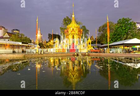 Nachtansicht der Botum Vatey Pagode oder des buddhistischen Lotus Tempels, die sich in ruhigem Wasser des Wat Botum Park, in der Nähe des Königlichen Palastes, Phnom Penh, Kambodscha, niederschlug Stockfoto