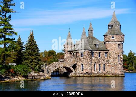 Alexandria Bay, New York, U.S.A - 24. Oktober 2019 - der Blick auf das Power House und den Uhrturm von Boldt Castle am St Lawrence River Stockfoto