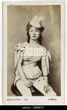 Porträt von Alice Marot (ca. 1855-), Schauspielerin am Marigny-Theater Follies im Jahr 1875 und Théâtre du Palais Royal im Jahr 1878. Portrait d'Alice Marot (née vers 1855), actrice au Théâtre des Folies Marigny en 1875 et au Théâtre du Palais Royal en 1878. Carte de visite (recto). Photographie d'Alfred Le Petit (dit Zut, 1841-1909). Tirage sur Papier Albuminé. 1860-1890. Paris, musée Carnavalet. Stockfoto