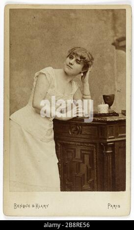 Porträt von Alice Marot (ca. 1855-), Schauspielerin am Marigny-Theater Follies im Jahr 1875 und Théâtre du Palais Royal im Jahr 1878. Benque et Compagnie. Portrait d'Alice Marot (V. Théâtre de Théâtre de Folies Marigny en 1875 et au   du Palais Royal en 1878. Carte de visite (recto). Tirage sur Papier Albuminé. 1860-1890. Paris, musée Carnavalet. Stockfoto