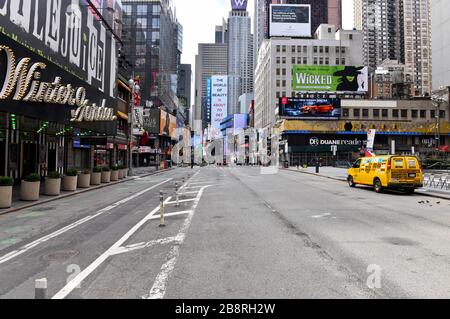 Da die Pandemie des COVID-19-Coronavirus im Umfang erweitert wird, haben alle nicht essentiellen öffentlichen Orte geschlossen, wodurch die Straßen Manhattans unheimlich stumm und leer sind. Stockfoto
