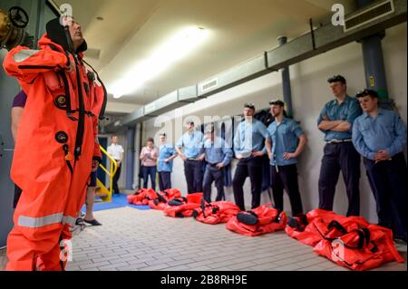 Neustadt, Deutschland. März 2020. Soldaten der Bundeswehr trainieren den Einbau von Rettungsanzügen im Einsatz-Ausbildungszentrum Schadenabwehr Marine (EAZSM). Jede U-Boot-Besatzung kann sich plötzlich in der prekären Situation befinden, das Boot in einer Tiefe von 30 Metern verlassen zu müssen. Was dann zu tun ist, lernen die Soldaten der Deutschen Marine in diesem Turm in Neustadt in Holstein. Kredit: Axel Heimken / dpa / Alamy Live News Stockfoto