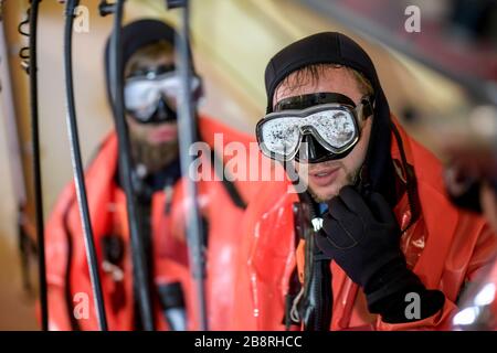 Neustadt, Deutschland. März 2020. Soldaten der Bundeswehr trainieren den Einbau von Rettungsanzügen im Einsatz-Ausbildungszentrum Schadenabwehr Marine (EAZSM). Jede U-Boot-Besatzung kann sich plötzlich in der prekären Situation befinden, das Boot in einer Tiefe von 30 Metern verlassen zu müssen. Was dann zu tun ist, lernen die Soldaten der Deutschen Marine in diesem Turm in Neustadt in Holstein. Kredit: Axel Heimken / dpa / Alamy Live News Stockfoto