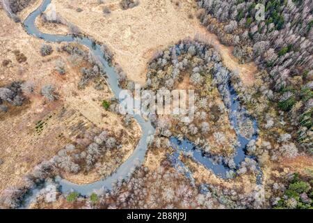 Biegungen des Flusses Isloch durch Feuchtwiesen. Schöne Landschaft. Luftbild Stockfoto