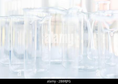 Die Glaskolben. Chemischer Kolben. Chemische Gefäße. Glaswaren. Sauber, nicht verwendet. Stockfoto