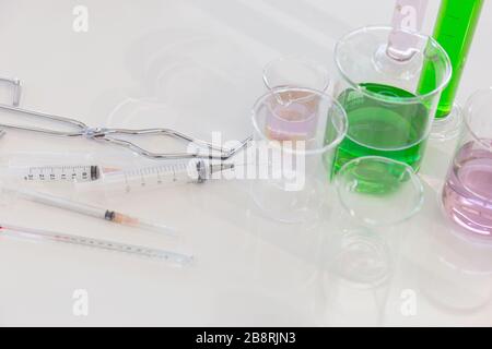 Aktive medizinische Geräte, die im Labor auf dem Operationstisch platziert werden Stockfoto