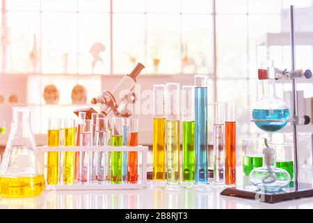 Verschiedene Glasröhren und -Geräte, die in wissenschaftlichen Labors, auf Schreibtischen und in Labors verwendet werden, versuchen zu forschen Stockfoto