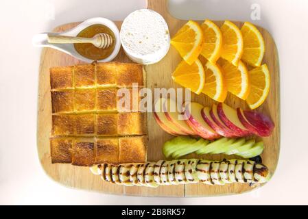 Honig Toast und Eis mit gemischten Früchten auf Brot. Stockfoto