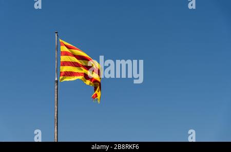 Nahaufnahme der offiziellen Flagge der Region Katalonien. Stockfoto